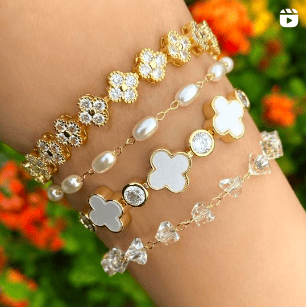 Pulseras de oro con flores y perlas elegantes.